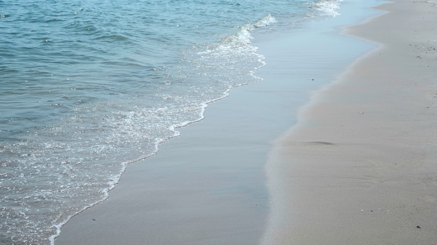 Meereswellen am Strand zusammenstoßen