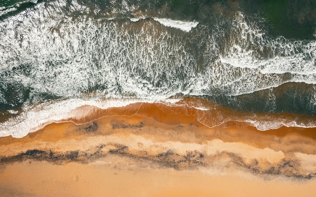 Foto meereswellen an der küste von sri lanka