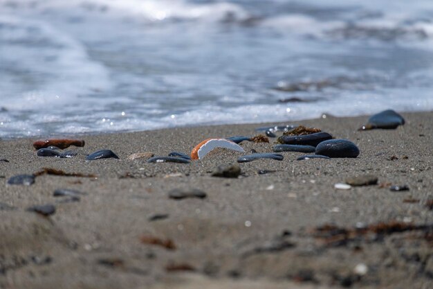 Meereswellen, die am Sandstrand brechen Meereswellen, die am Ufer brechen