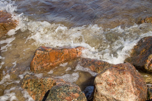 Meereswellen, die über Felsen spritzen