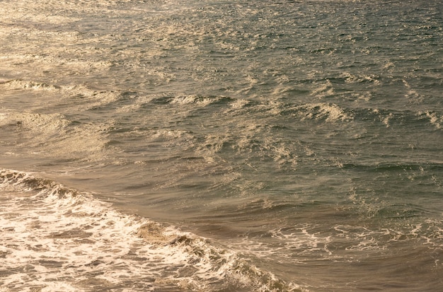 Meereswellen krachen am Strand