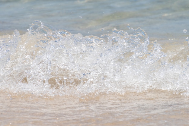 Meereswellen treffen den Strand