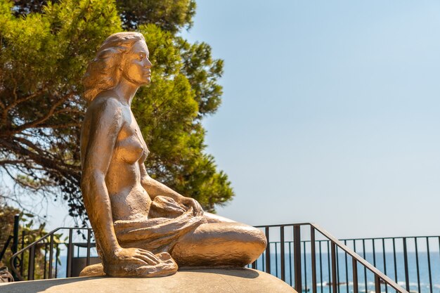 Meerjungfrau-Skulptur in Cala Canyet neben der Stadt Tossa de Mar. Girona, Costa Brava im Mittelmeer
