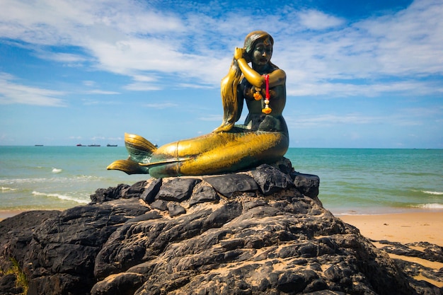 Meerjungfraustatue auf Stein am Samila Strand.