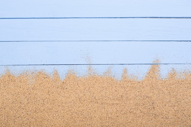 Meersand auf blauem Brettsommerhintergrund