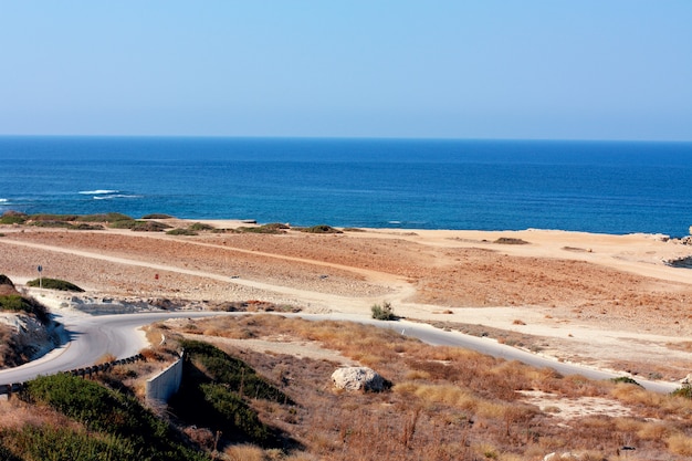 Meersandküste und Meer im Hintergrund