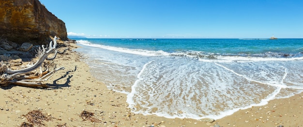 Meersommeransicht vom Strand (Griechenland, Lefkada, Ionisches Meer). Panorama.