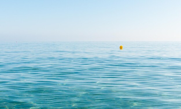 Meerwasser mit gelber MarkierungsbojexA