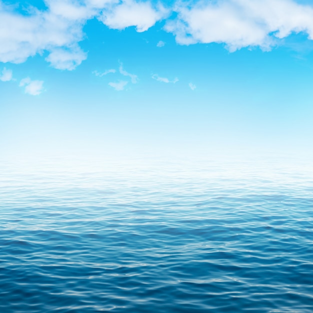 Meerwasser und blauer Himmel mit weißen Wolken. Meeresoberfläche für natürlichen Hintergrund