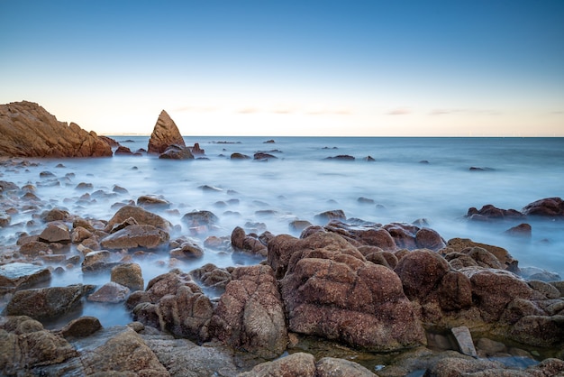 Meerwasser und Riffe am Meer unter blauem Himmel