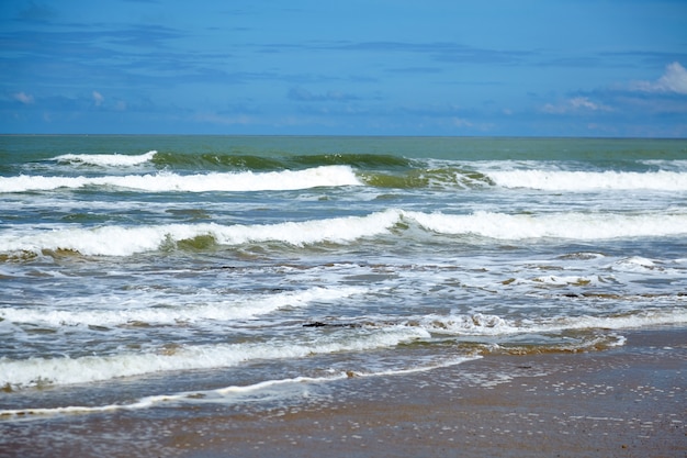 Meerwasser, Wellen und nasser Sand am Strand