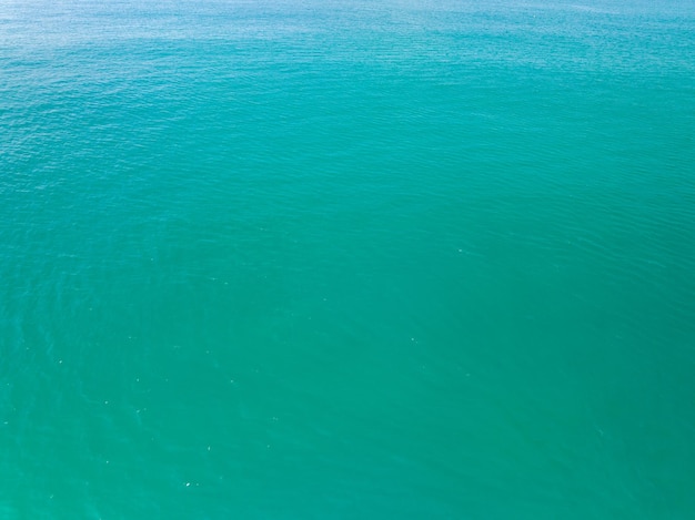 Meerwasseroberfläche Ozean-Hintergrund Vogelblick Ozean an einem sonnigen Tag Ozeanwellen Ozean-Wasser-Huntergrund Top-View Meereslandschaft