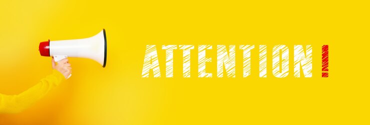 Foto megafone com atenção de inscrição! imagem panorâmica