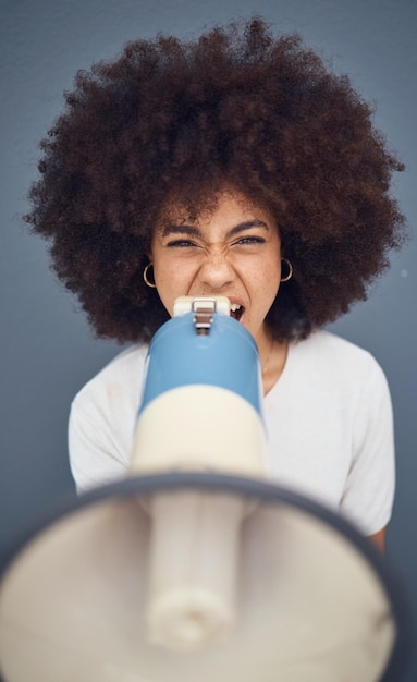 Foto megafone de mulher e grito de opinião de protesto e voz por justiça social contra um fundo de estúdio