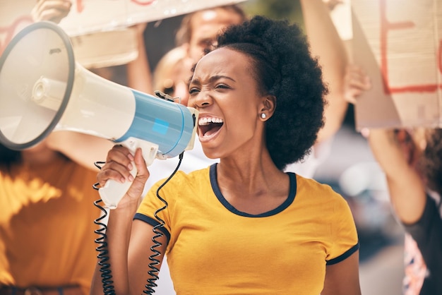 Megafone de protesto e fala de mulher negra furiosa no comício Revolução de alto-falante e líder gritando ou gritando no megafone protestando pela justiça dos direitos humanos e liberdade na cidade