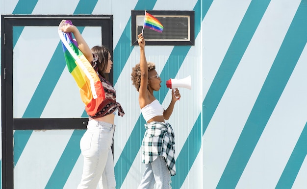 Megáfono de la bandera del orgullo gay de las mujeres