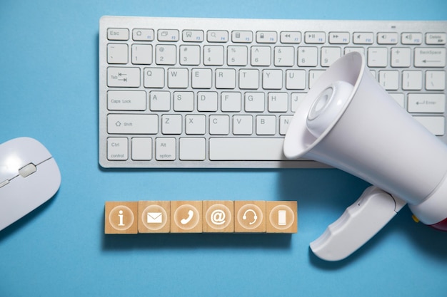 Megáfono con cubos de madera sobre fondo azul Social Media