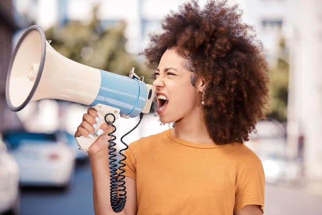 Megáfono enojado y mujer negra hablando en una protesta por los derechos humanos en la ciudad de Irán Gritando frustrada y niña africana con un micrófono para un anuncio en un motín por la justicia en la calle