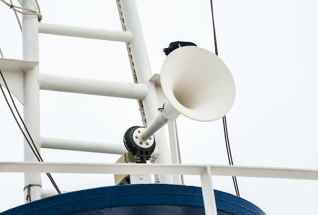 Megáfono en el techo del barco