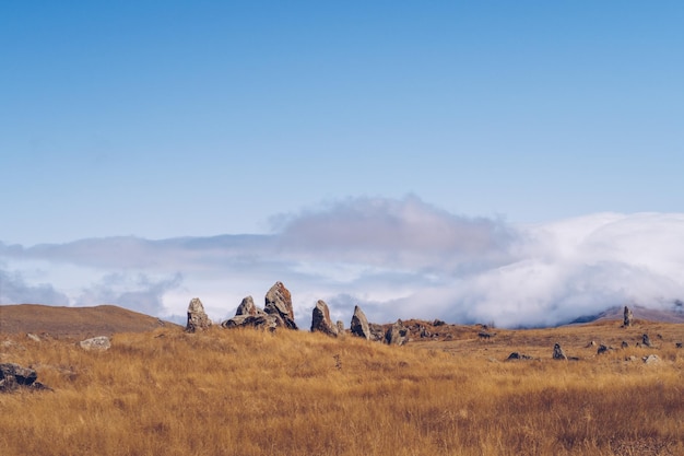 Megalithische Menhire und Grabhügel des prähistorischen Monuments Zorats Karer oder Carahunge in Armenien Armenisches Stonehenge stock photography