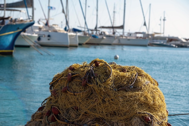 Foto megalochori milos miloi porto grécia ilha agistri visão clara da rede de pesca desfocar o fundo