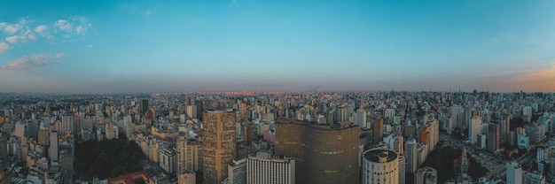 Foto megapolis contemporánea bajo el cielo azul foto