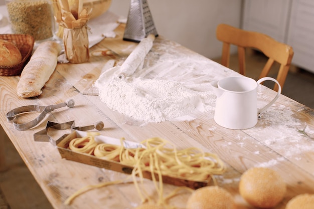 Foto mehl- und brotprodukte auf dem küchentisch