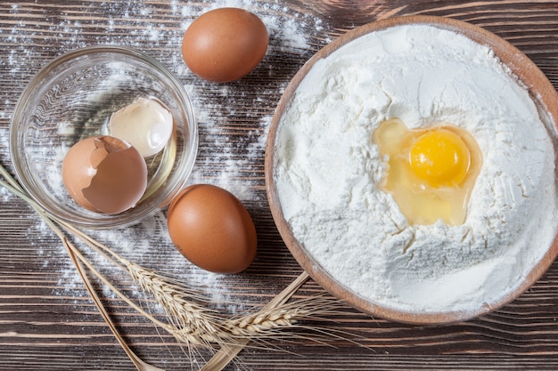 Mehl und Eier als Rezept