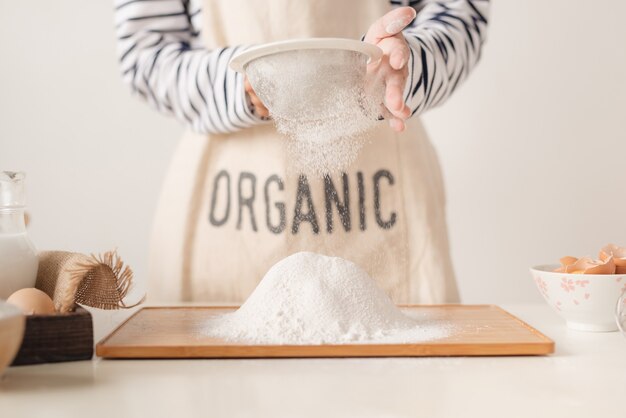 Mehl zum Backen durch ein Sieb sieben