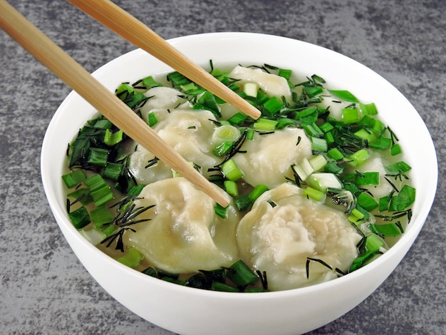 Mehlklöße in der Suppe in der chinesischen Art. Essstäbchen