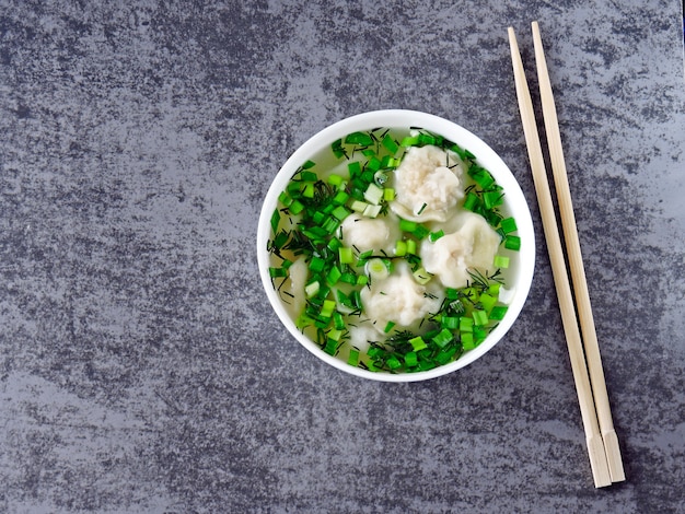 Mehlklöße in der Suppe in der chinesischen Art.