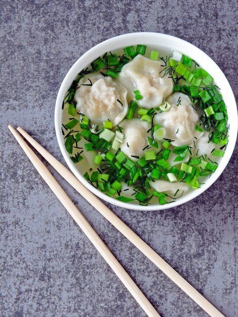 Mehlklöße in der Suppe in der chinesischen Art.