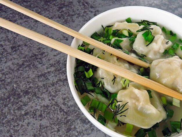 Mehlklöße in der Suppe in der chinesischen Art.