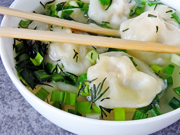 Mehlklöße in der Suppe in der chinesischen Art.