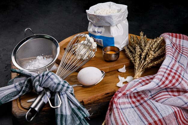 Mehlsieb Ei auf Brettern auf dunklem Hintergrund