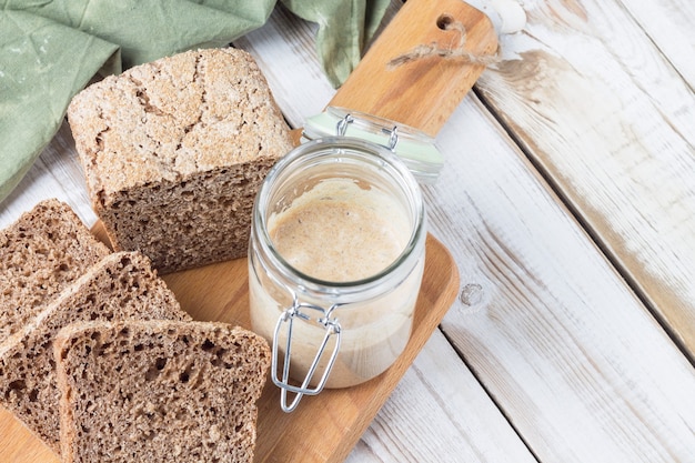 Mehlstarter zur Herstellung von natürlich fermentiertem Brot aus Dinkelmehl.