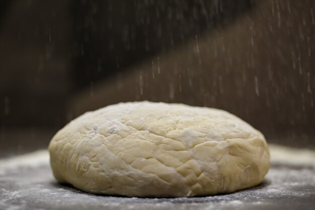 Mehlteig zum Backen von Keksen auf dem Küchentisch