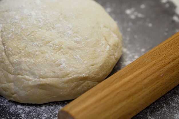 Mehlteig zum Backen von Keksen auf dem Küchentisch