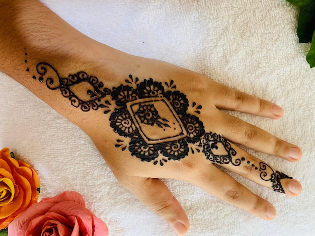 Mehndi auf Frauenhand tätowieren