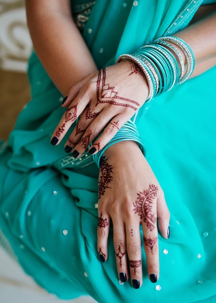 Mehndi auf indischen Frauenhänden