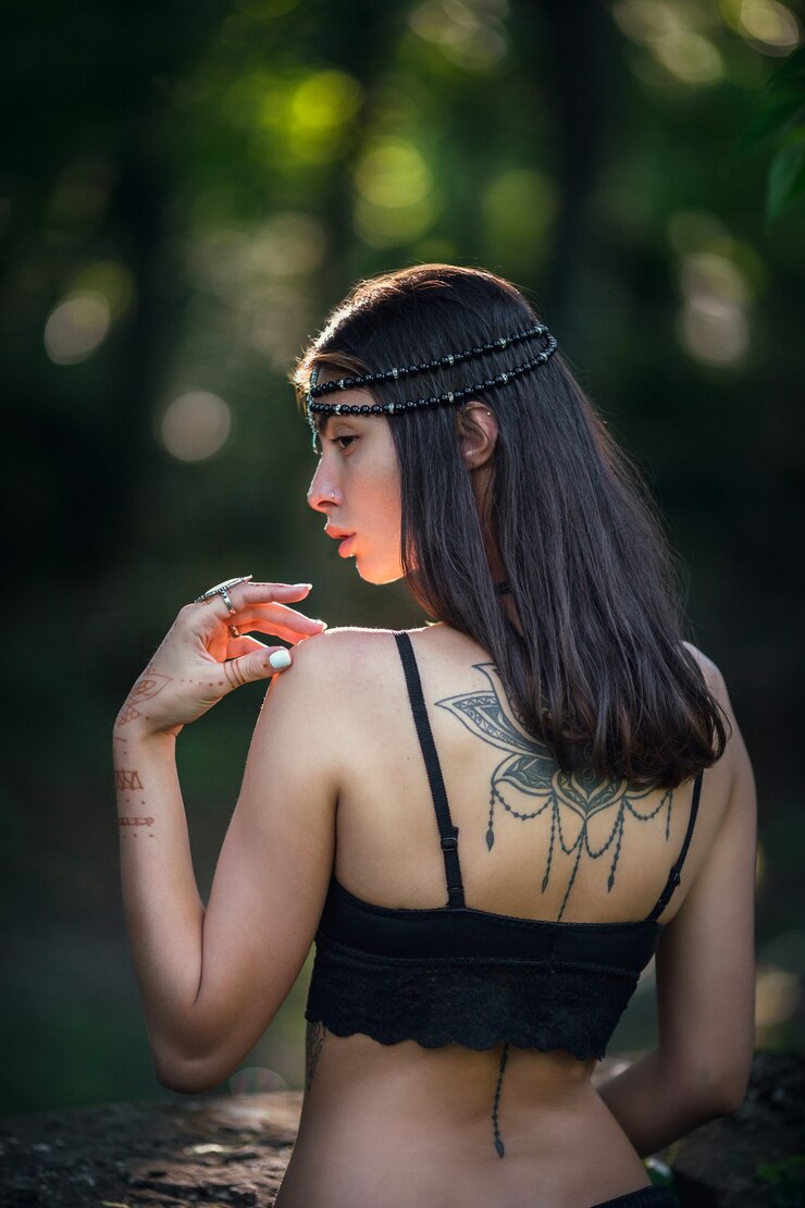Mehndi mit Henna auf Händen und Rücken des Mädchens zeichnen