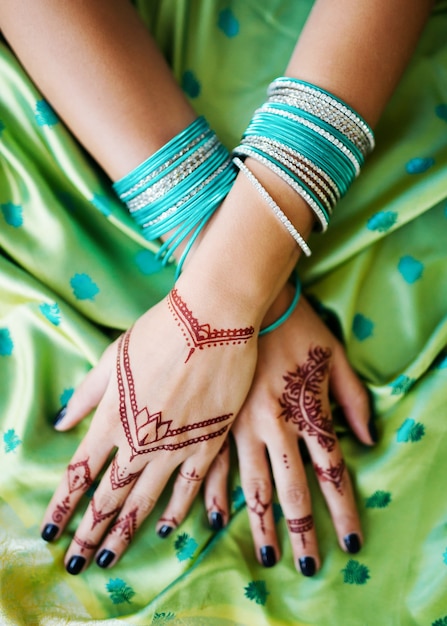 Mehndi nas mãos de uma mulher indiana