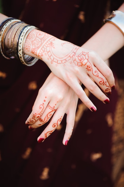 Mehndi tattoo. frauenhände mit schwarzen henna-tätowierungen. indiens nationale traditionen.