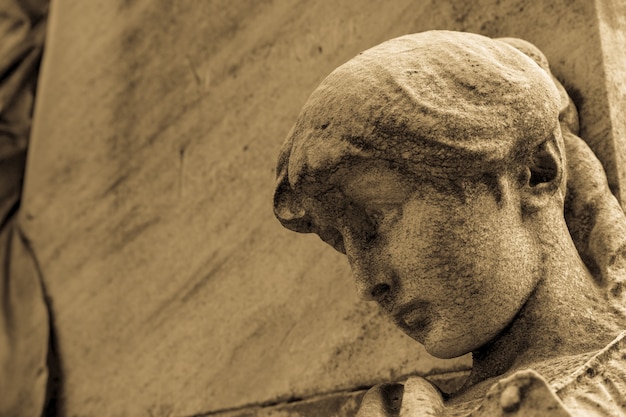 Mehr als 100 jahre alte statue. friedhof in norditalien.