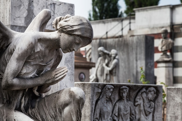 Mehr als 100 Jahre alte Statue. Friedhof in Norditalien.