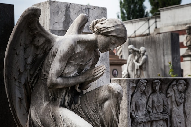 Mehr als 100 Jahre alte Statue. Friedhof in Norditalien.