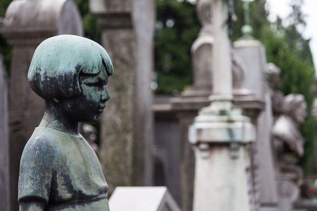 Mehr als 100 Jahre alte Statue. Friedhof in Norditalien.