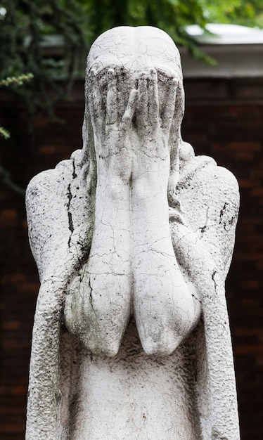 Mehr als 100 Jahre alte Statue. Friedhof in Norditalien.