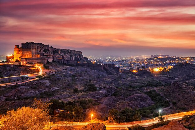 Mehrangarh-Festung in der Dämmerung. Jodhpur, Indien