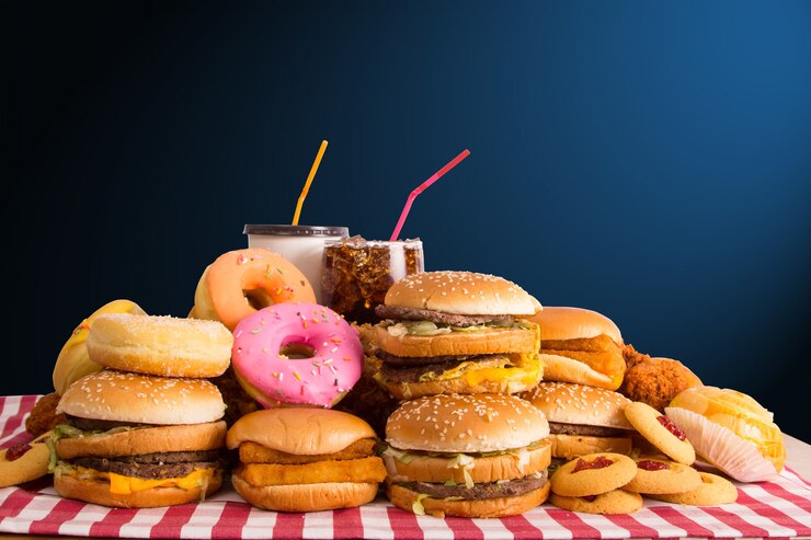 Mehrere Arten von Fast Food auf dem Tisch.